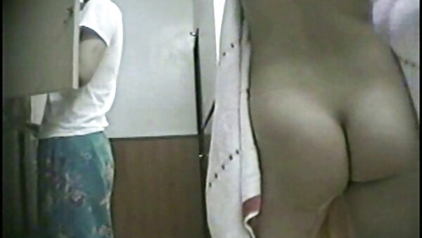 Amatur Jepun yang naif dilucutkan video lucah full pakaian oleh lelaki keriting