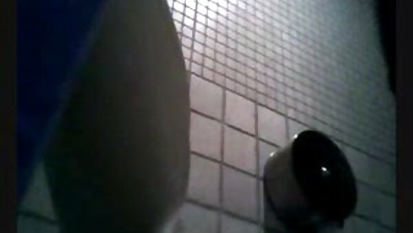 Manja si rambut coklat jalang sedang kencing minum tetek seks dalam bilik mandi